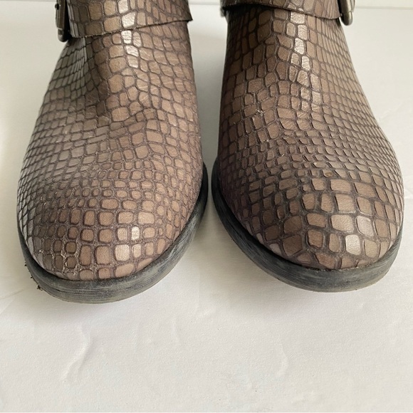 Donald Pliner Dalis Ankle Booties Croc Embossed Gray Leather Boots Womens 8 - Picture 5 of 12